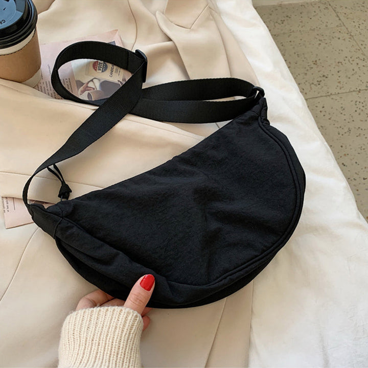Luna, de trendy halvemaan crossbodytas, een stijlvolle keuze voor dames.