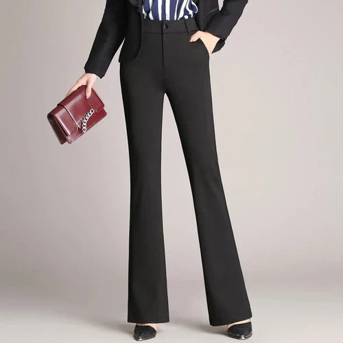 Dames high waist flare broek in beweging, slank silhouet en uitlopende pijpen, stretch voor comfort.