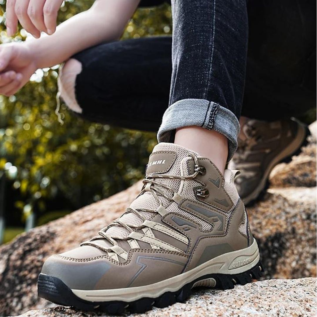 Stoere waterdichte damessneakers, perfect voor herfst- en winterwandelingen.