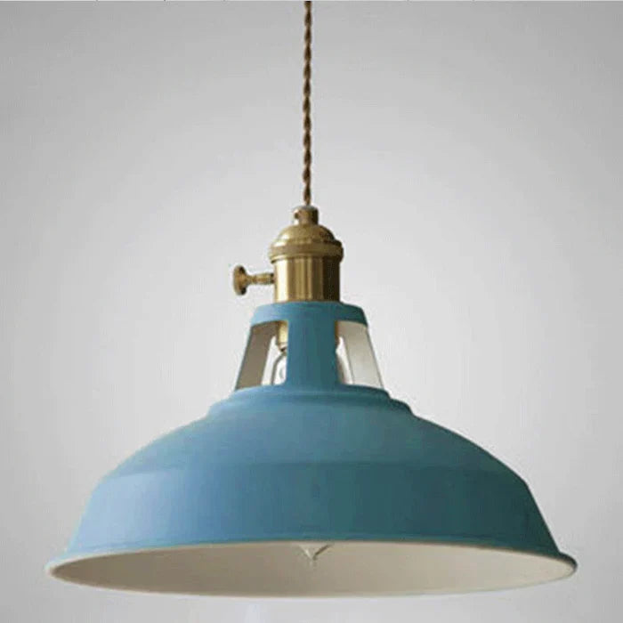 Metalen industriële hanglamp, retro look. Perfecte verlichting en sfeerlamp voor een gezellige eetkamer.