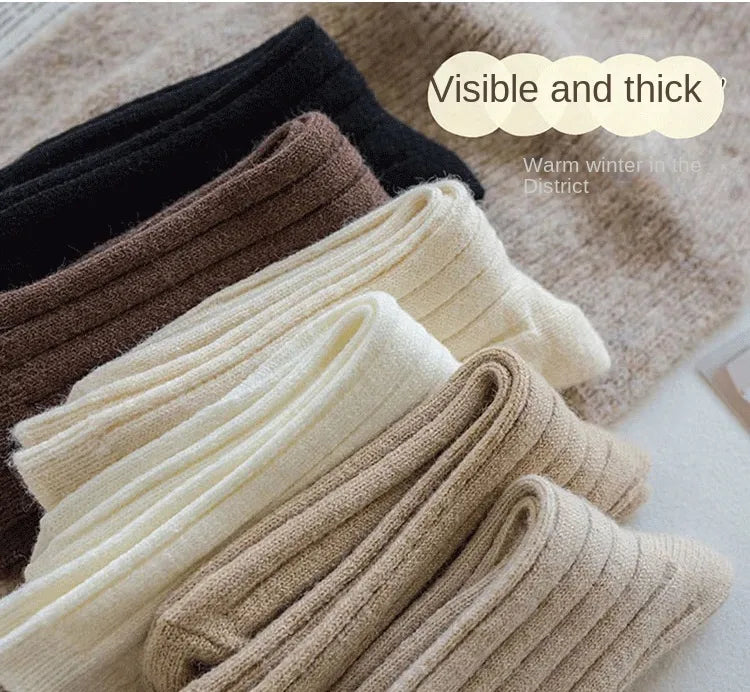 Warme gebreide dames wintersokken in neutrale kleur; stijlvol en behaaglijk.