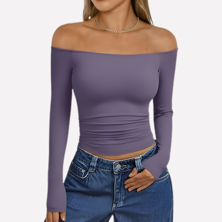 Vrouwelijke off-shoulder blouse met lange mouwen, accentueert de schouders op een subtiele, modieuze manier.