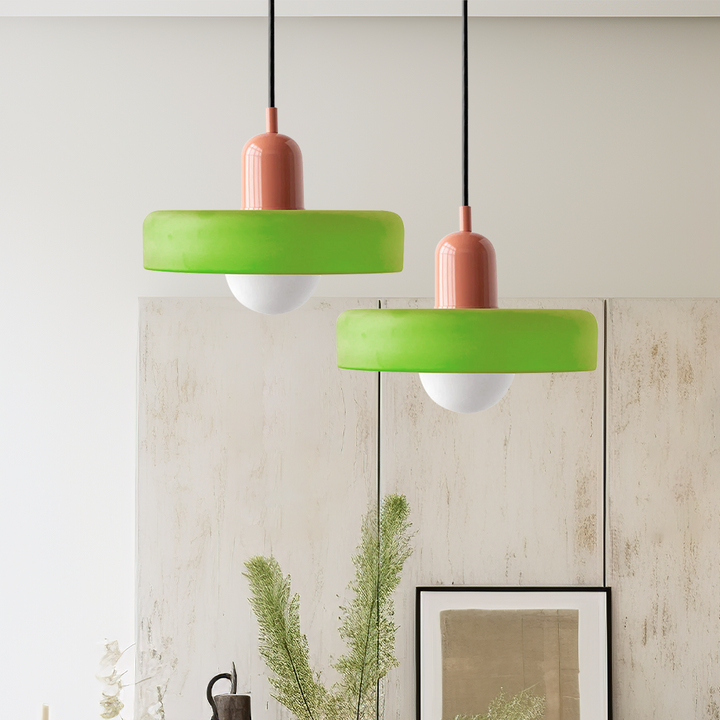Metalen Bauhaus hanglamp: ColorLoop design met warme gloed voor hedendaags interieur.