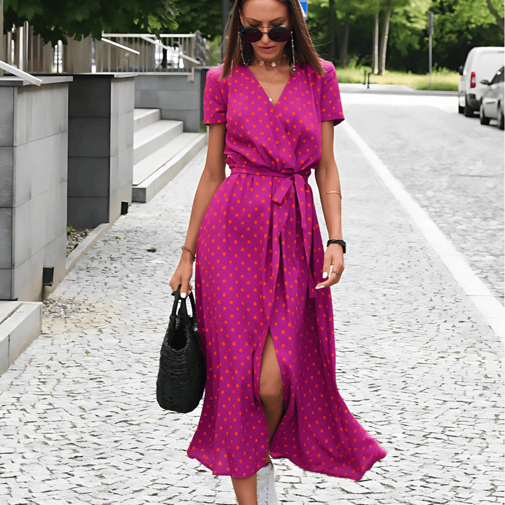 Elegante damesjurk met splitzoom en vetersluiting, A-lijn midi model, ideaal voor zomerse streetwear.