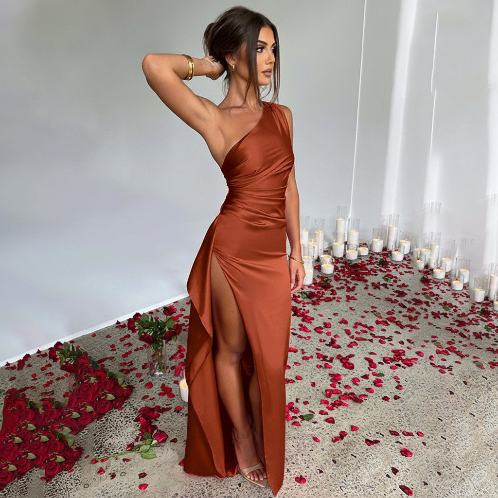 Sexy satijnen maxi-jurk met een diepe open rug en een hoge split, ideaal voor een avondje uit of feest.