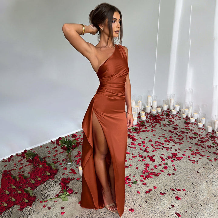 Sexy satijnen maxi-jurk met een diepe open rug en een hoge split, ideaal voor een avondje uit of feest.
