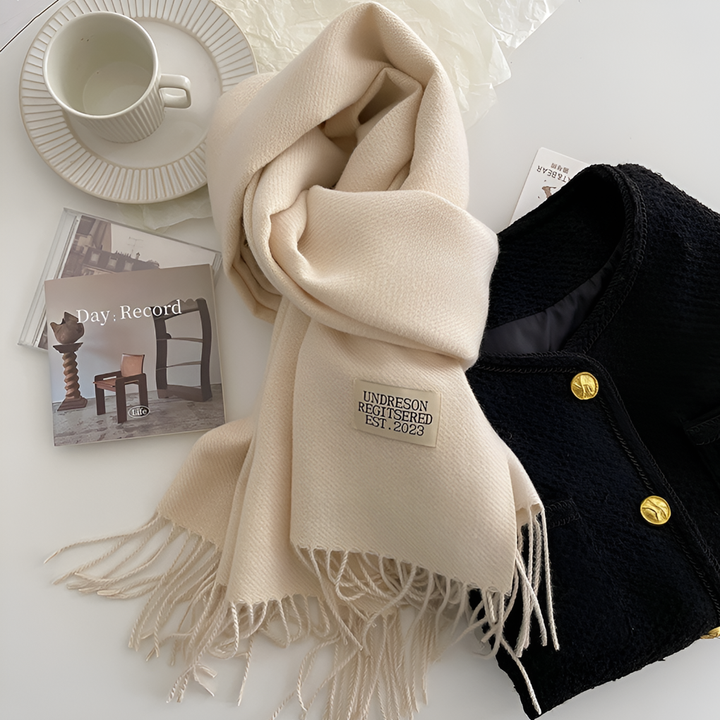 Luxe effen wollen sjaal voor dames, een comfortabele en warme winteraccessoire met een moderne twist.