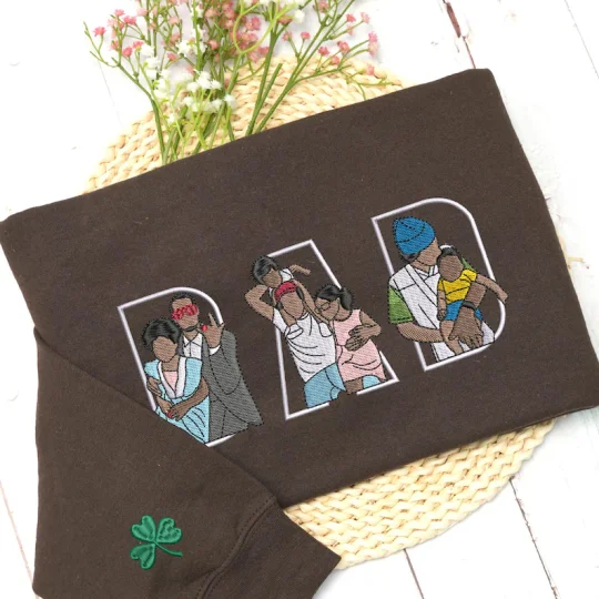 Geborduurde gepersonaliseerde hoodie stijlvol ingepakt als attent geschenk. Maak een blijvende draagbare herinnering.