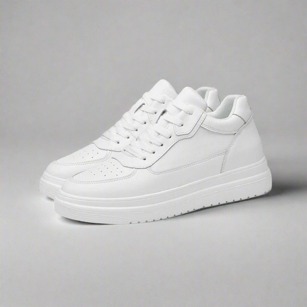Witte mannen verhoogde sneakers met onzichtbare hak, tot 10 cm extra lengte, perfect voor een stijlvolle streetwear look.