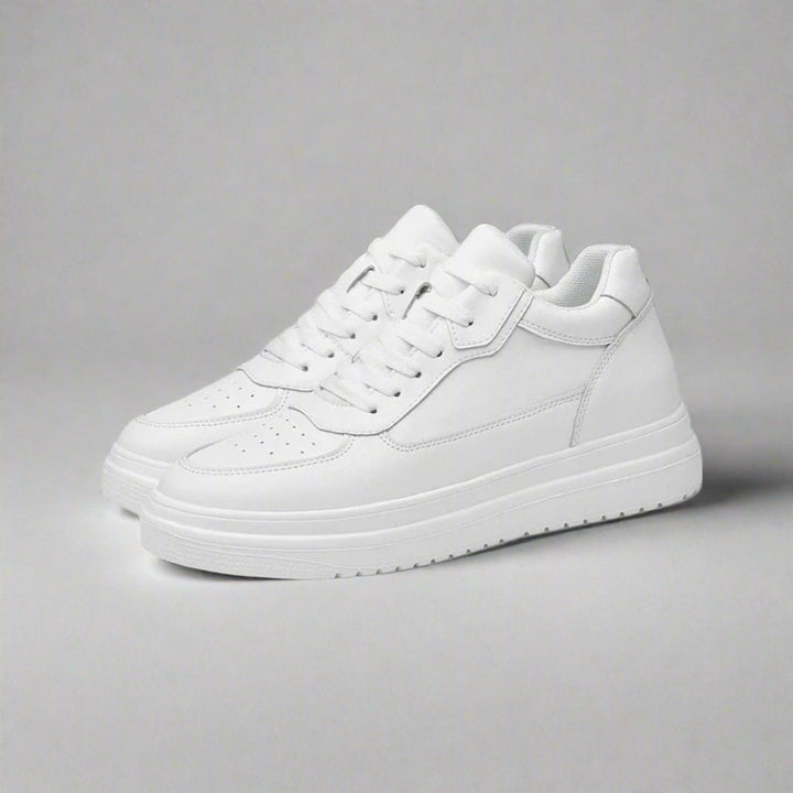 Witte mannen verhoogde sneakers met onzichtbare hak, tot 10 cm extra lengte, perfect voor een stijlvolle streetwear look.