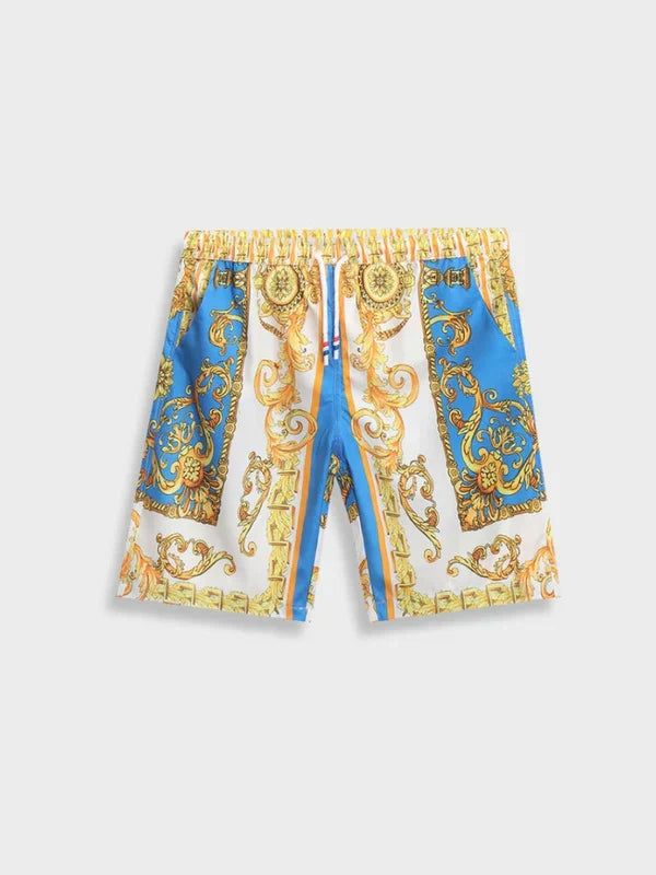 Man draagt comfortabele en stijlvolle heren zomer set met barokprint en korte mouwen/broek.
