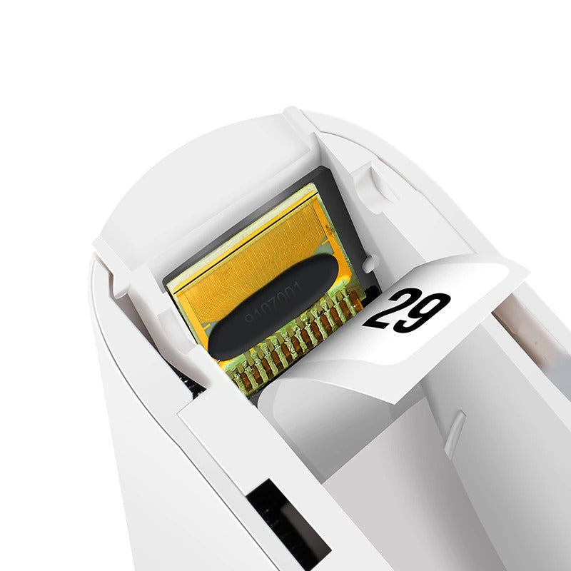 Witte draagbare labelprinter die een barcode etiket afdrukt voor voorraadbeheer thuis of klein bedrijf.