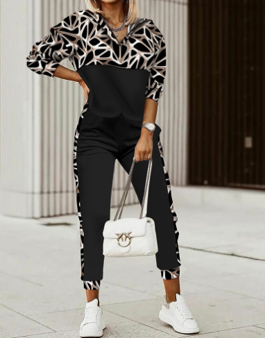Veelzijdige dames combiset, een tweedelige outfit voor zowel casual als modieuze loungewear momenten.