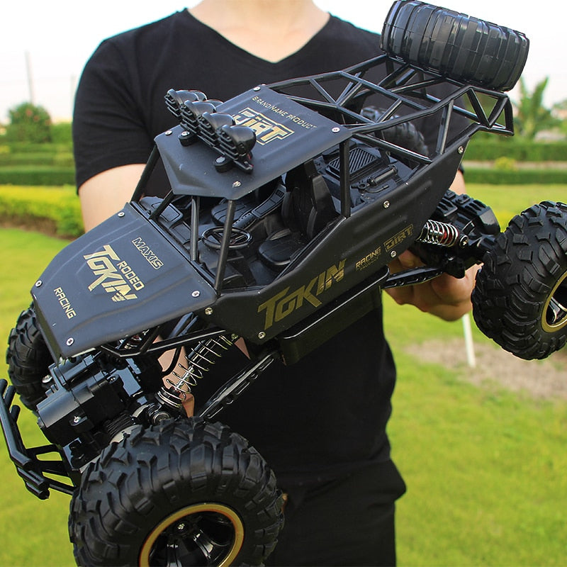 Kinderen bedienen stoere 4WD RC monstertruck, ideaal voor offroad plezier en snelle races buiten.