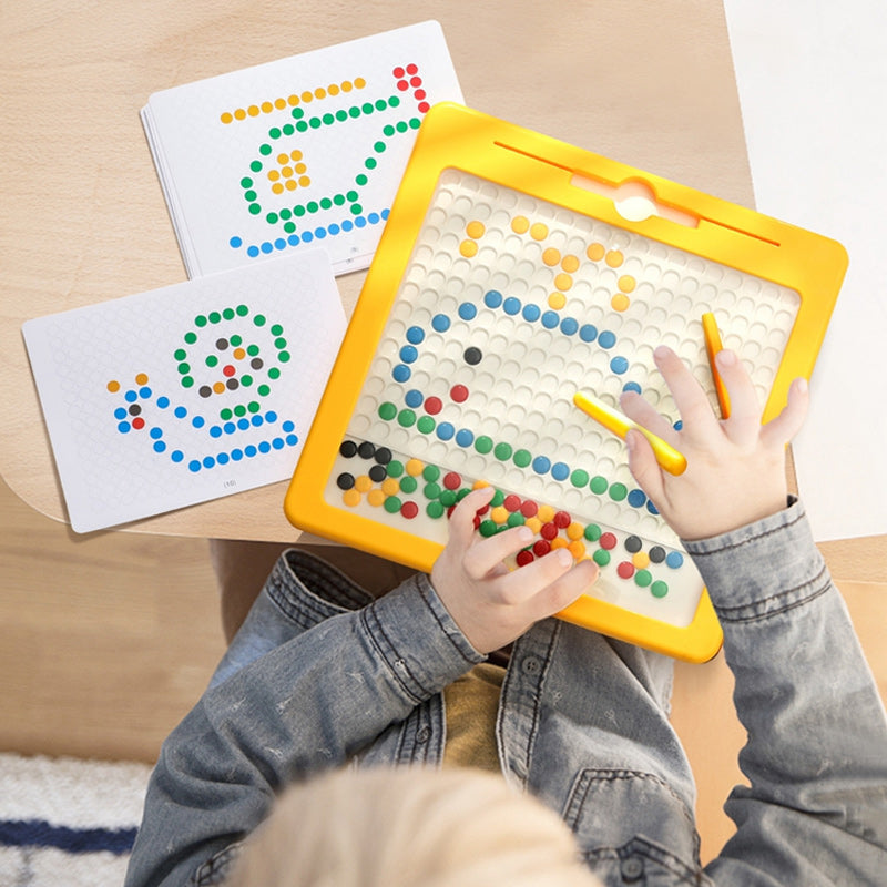 Gezin geniet samen van educatief speelplezier met het MagniDots magnetische kralen tekenbord.