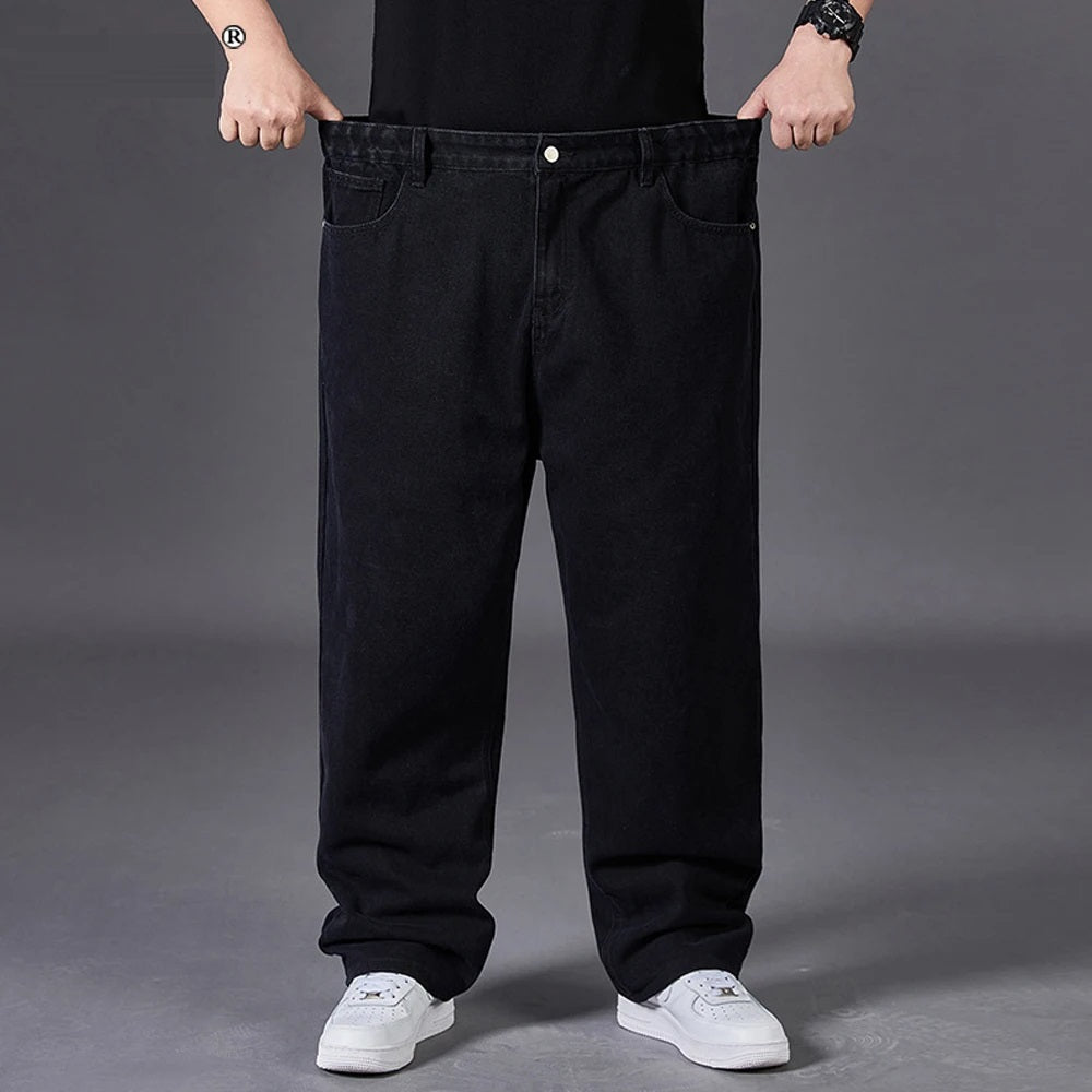 Model draagt grote maten mannen jeans met wijde pijpen, vooraanzicht. Stedelijke casual heren spijkerbroek.