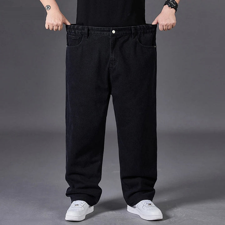 Model draagt grote maten mannen jeans met wijde pijpen, vooraanzicht. Stedelijke casual heren spijkerbroek.
