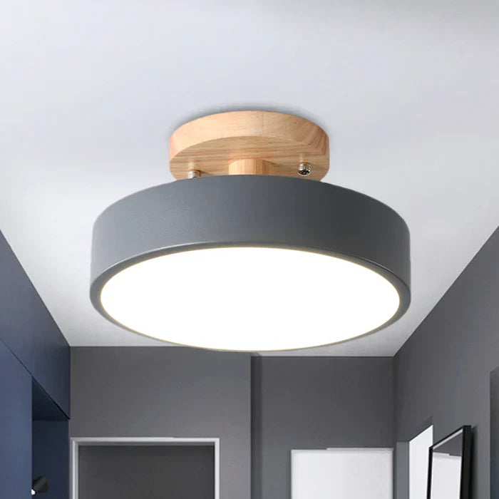 Moderne Scandinavische plafondlamp NordWood van hout en metaal, geeft warm LED licht in woonkamer of hal.