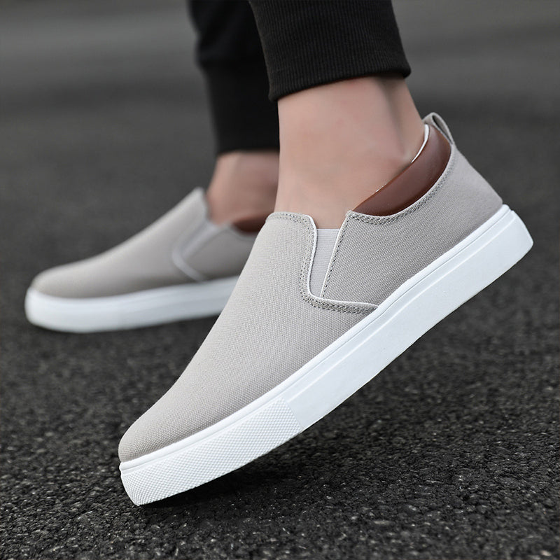Lichtgewicht Lennard slip-ons voor heren, perfecte keuze voor ontspannen dagen en vrije tijd.