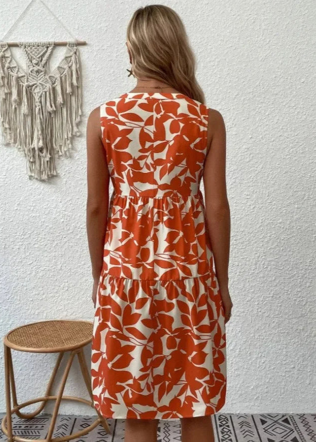 Modieuze strandkleding: kleurrijke dames zomerjurk met V-hals, ideaal voor zon en strandplezier.