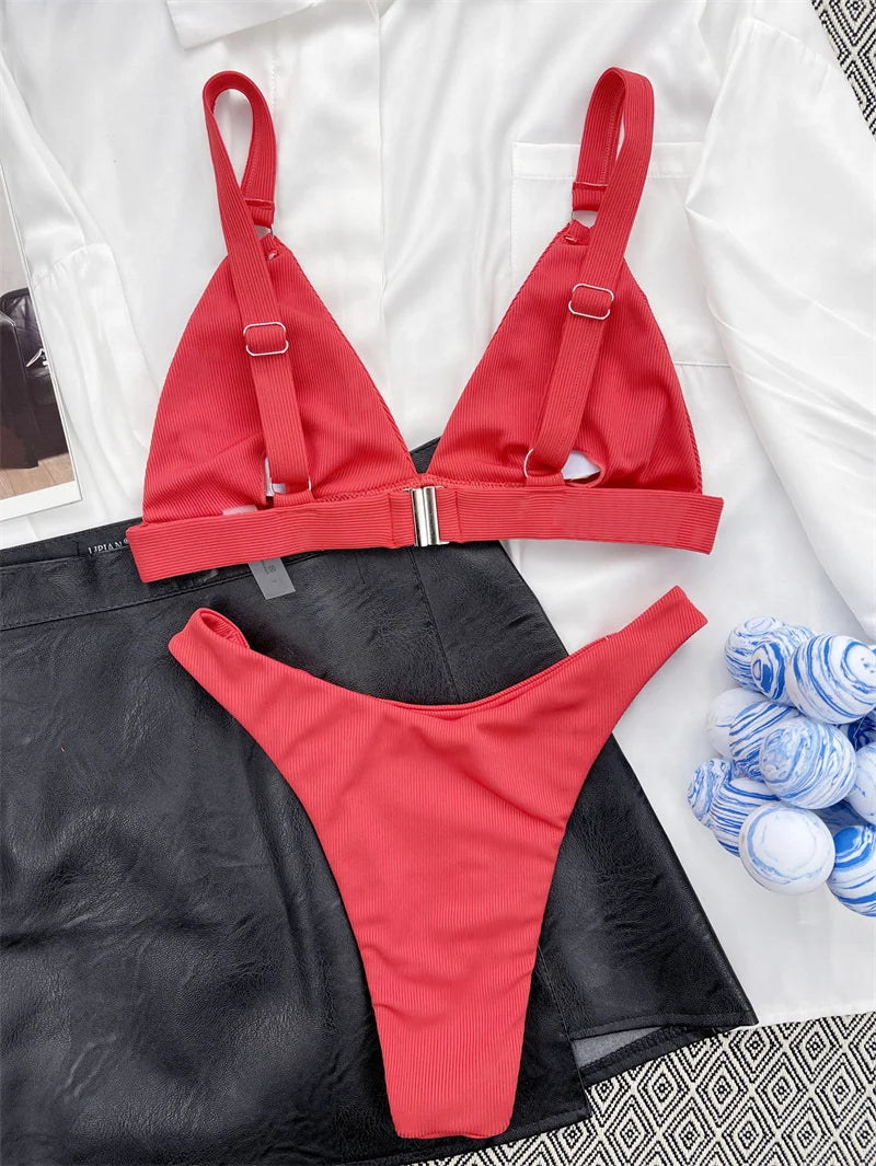 Model draagt Vera push-up bikini, Braziliaanse stijl, toont trendy strandmode voor dames.