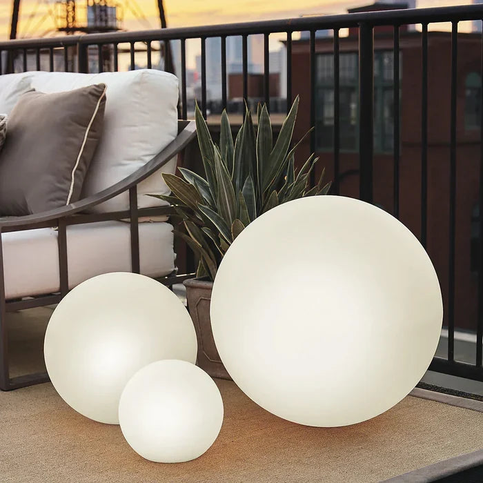 Sfeervolle LED bolvormige buitenverlichting, op zonne-energie, perfect voor tuin en feestjes.