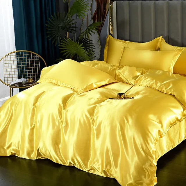 Luxe SilkElegance beddengoed set, gemaakt van puur zijde satijn. Voor ultiem slaapcomfort thuis.