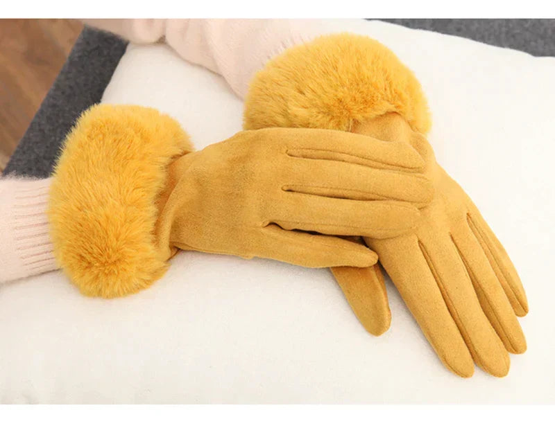 Elegant accessoire: dames suède handschoenen VelvetGlam met zacht bont en touchscreen functie.