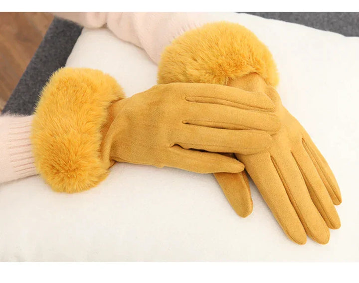 Elegant accessoire: dames suède handschoenen VelvetGlam met zacht bont en touchscreen functie.