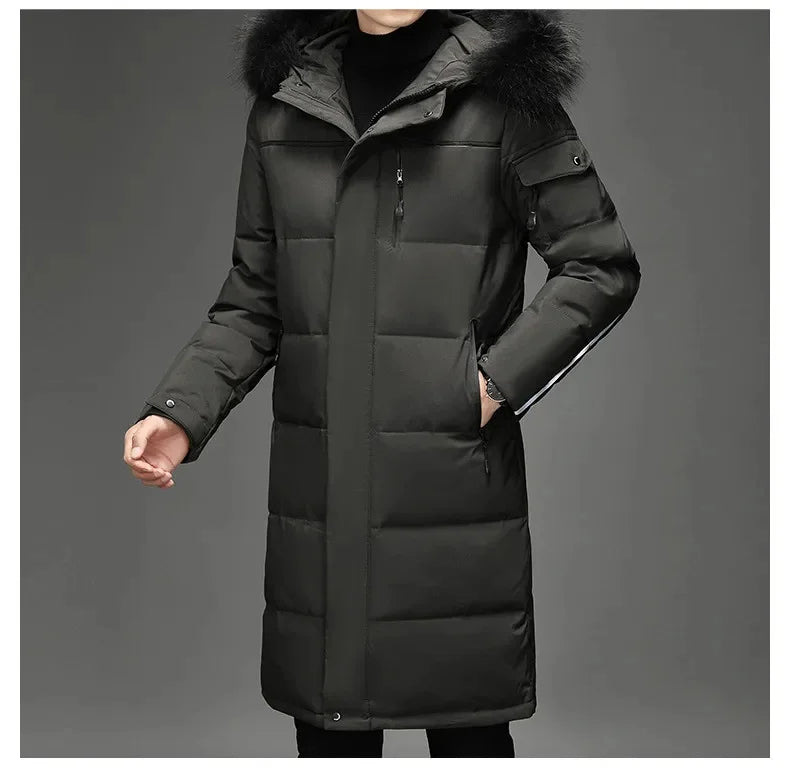 Man draagt warme, waterafstotende heren parka met capuchon, klaar voor winterse avonturen.