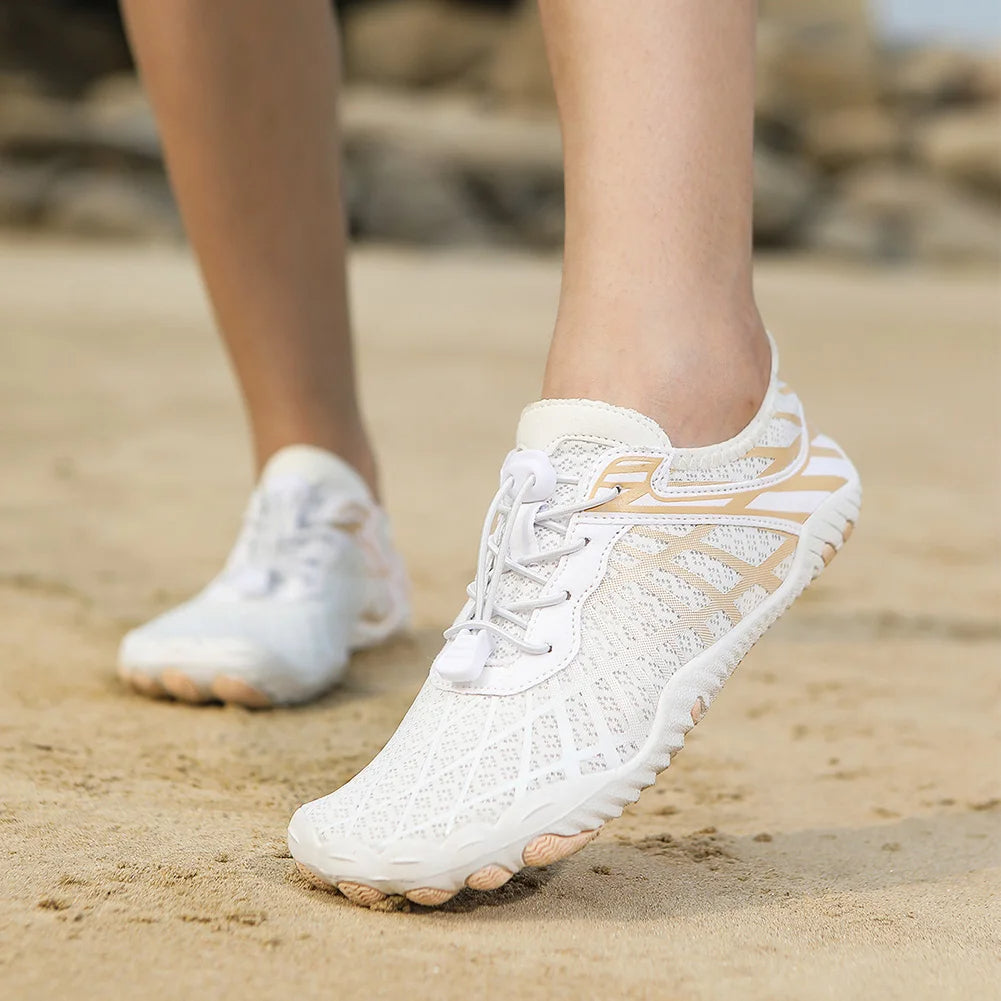 Duurzame strandschoenen met ademend materiaal, bieden bescherming en comfort op elke ondergrond.