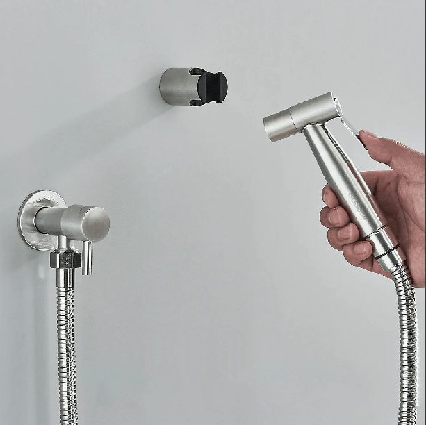Compacte RVS bidet handdouche voor wc, koudwater aansluiting. Essentieel voor optimale hygiëne en frisheid in de badkamer.