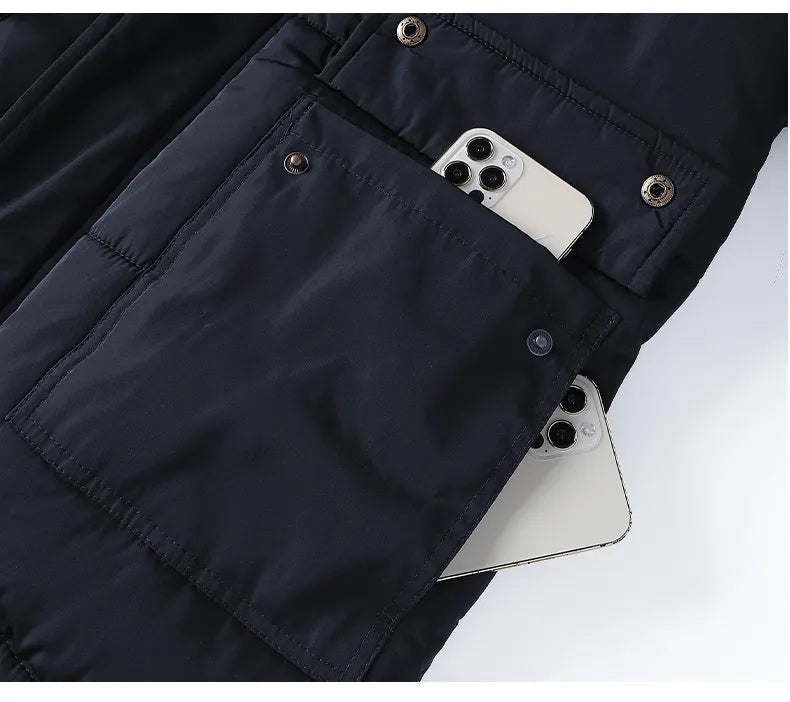 Zwarte heren parka winterjas met capuchon. Bovenkleding die warmte en stijl combineert.
