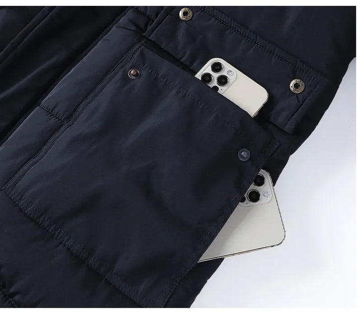 Zwarte heren parka winterjas met capuchon. Bovenkleding die warmte en stijl combineert.