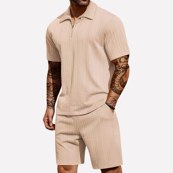 Vooraanzicht van de heren polo & shorts set, benadrukt de casual en sportieve pasvorm.
