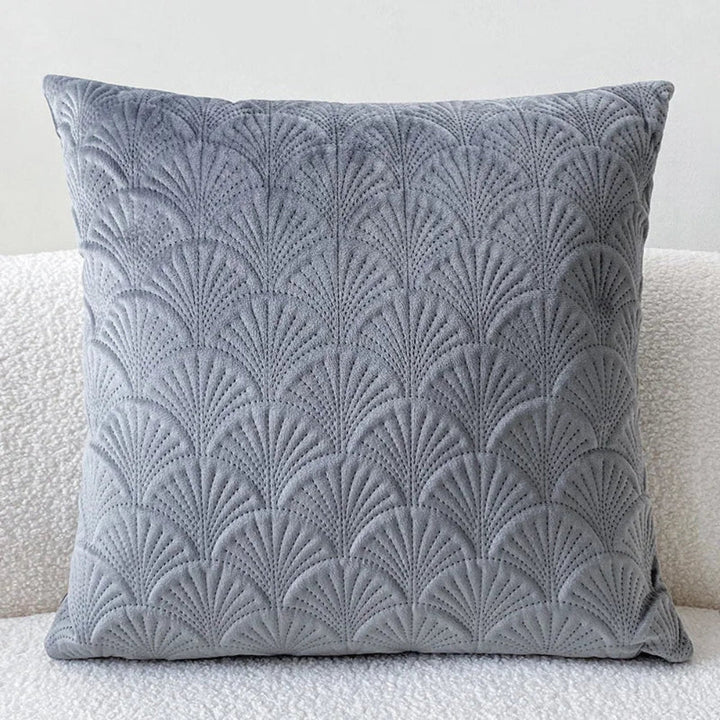 Stijlvolle fluwelen kussenhoes met schelpdesign, geschikt voor diverse home decor stijlen.