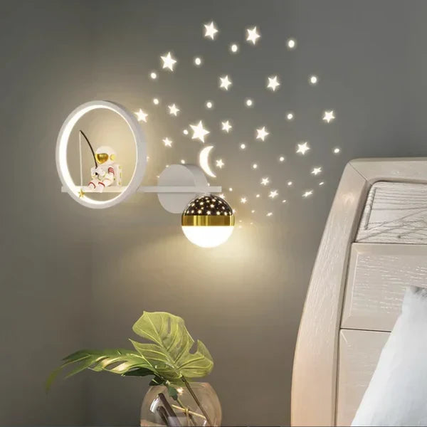 Slaapkamer decoratie: GlowNest wandlamp met drie kleuren LED, creëert rust en sfeer.