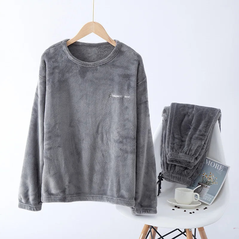 Stijlvolle heren nachtmode, warme winterpyjama set voor thuisgebruik.
