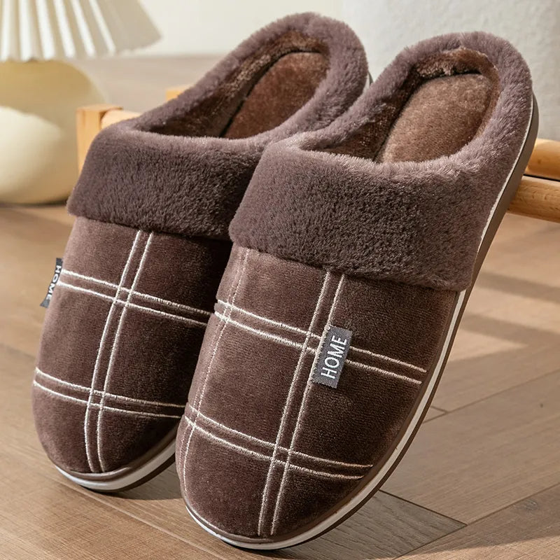 Pluche geruite herenpantoffels, heerlijk warm en comfortabel voor ontspannen momenten.