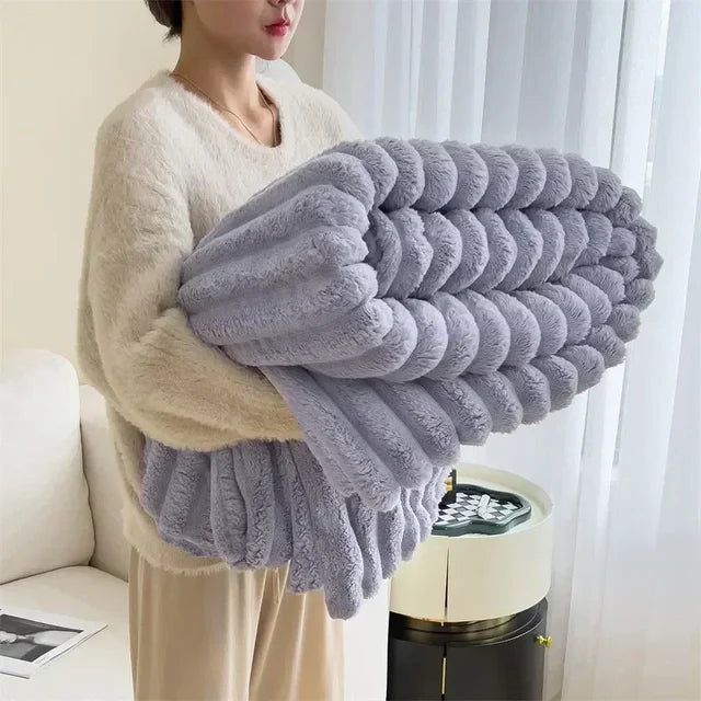 Luxe huistextiel: een zachte, warme pluche deken die comfort en stijl toevoegt aan elke kamer.