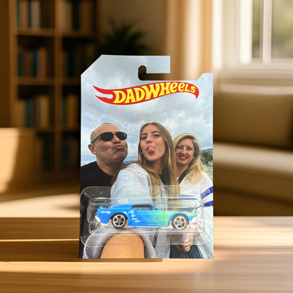 Gesloten gepersonaliseerde geschenkdoos voor speelgoedauto's, perfect voor een speciale herinnering.