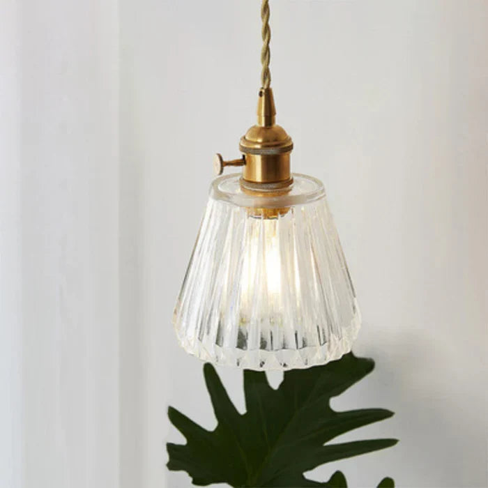 Glazen hanglamp voor eetkamer; moderne verlichting die ruimte en licht maximaliseert.