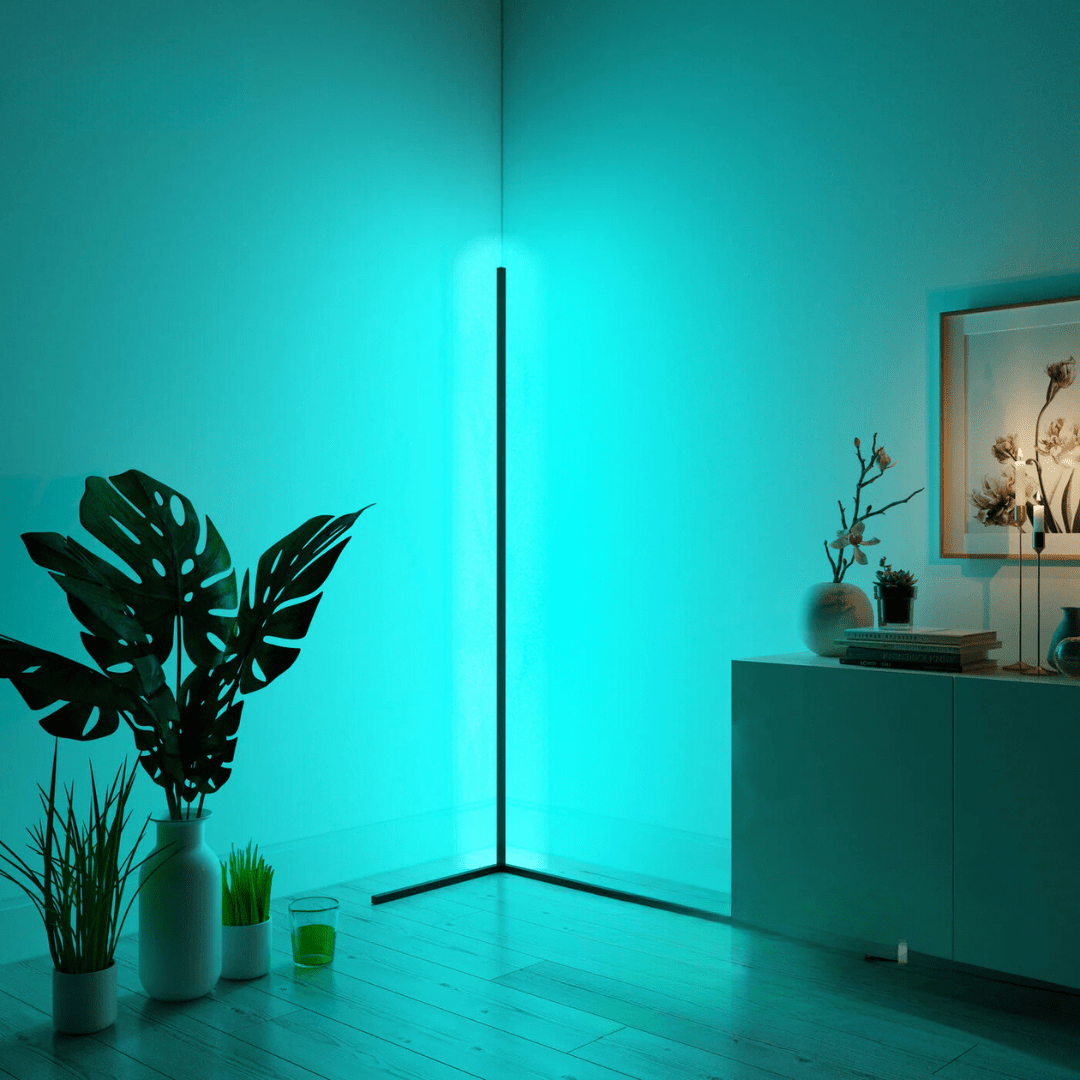 Stijlvolle LED vloerlamp, dimbaar en met sfeervolle RGB kleuren, ideaal voor woonkamer interieur.