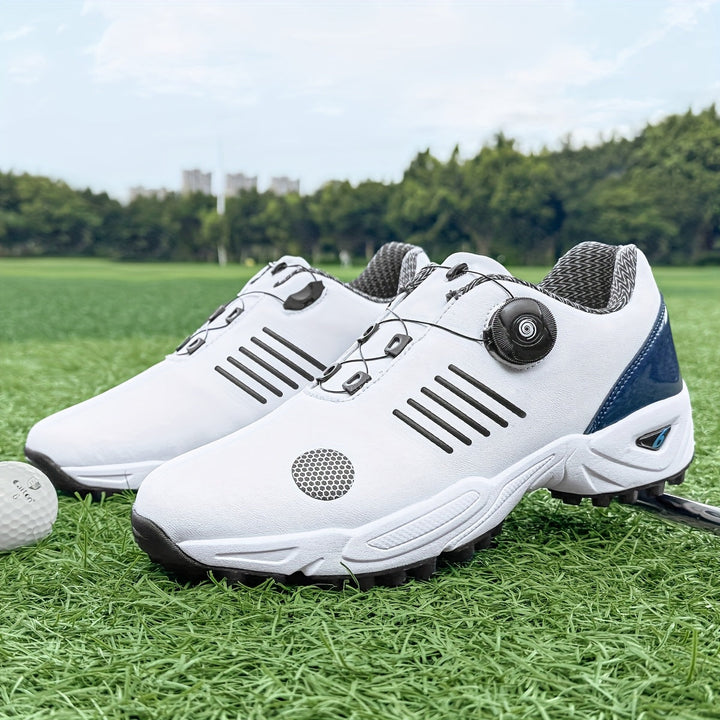Detailopname van de draaisluiting op een lichtgewicht heren golfschoen, voor een precieze pasvorm.