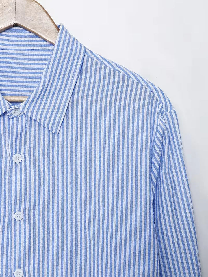 Comfortabel gestreept heren overhemd met lange mouwen en V-hals. Blauwwit casual shirt voor elke dag.