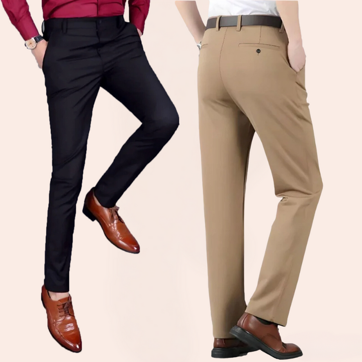 Man draagt comfortabele heren stretch pantalon Leo, casual gestyled. Een flexibele herenbroek met perfecte pasvorm.
