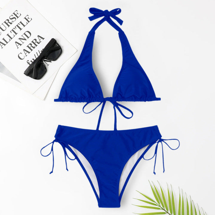 Rode flatterende dames bikini met bandjes, trendy effen badmode voor een zonnige stranddag.