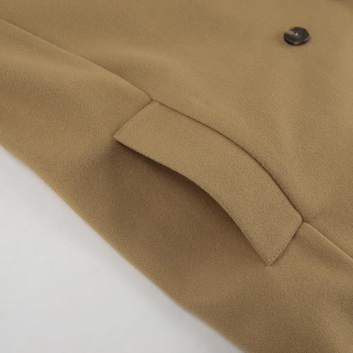 Trendy bruine halflange damesjas, dubbelrij knopen voor een modieuze en elegante look.
