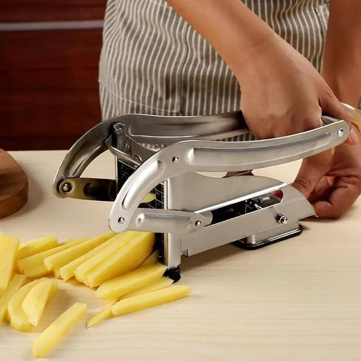 Professionele roestvrijstalen frietsnijder voor perfecte patat en groenten. Efficiënt keukenaccessoire.