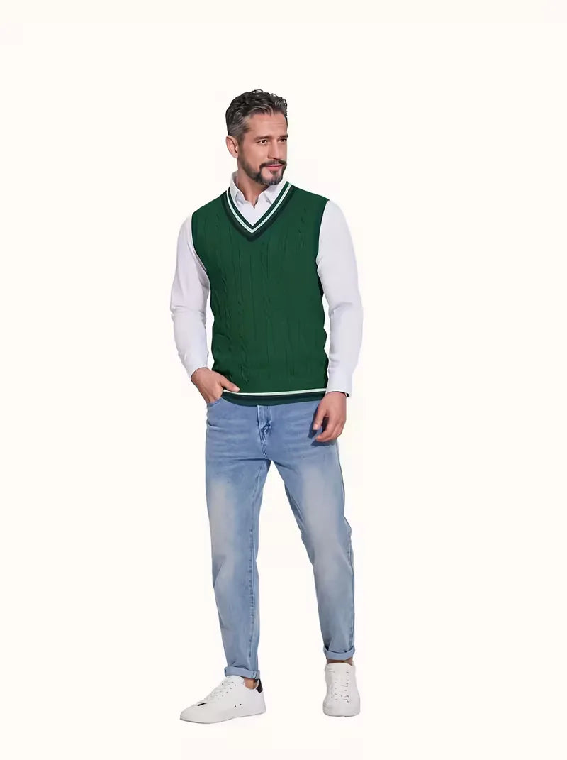 Gebreid heren vest zonder mouwen, V-hals en authentiek kabelpatroon, voor tijdloze elegantie.